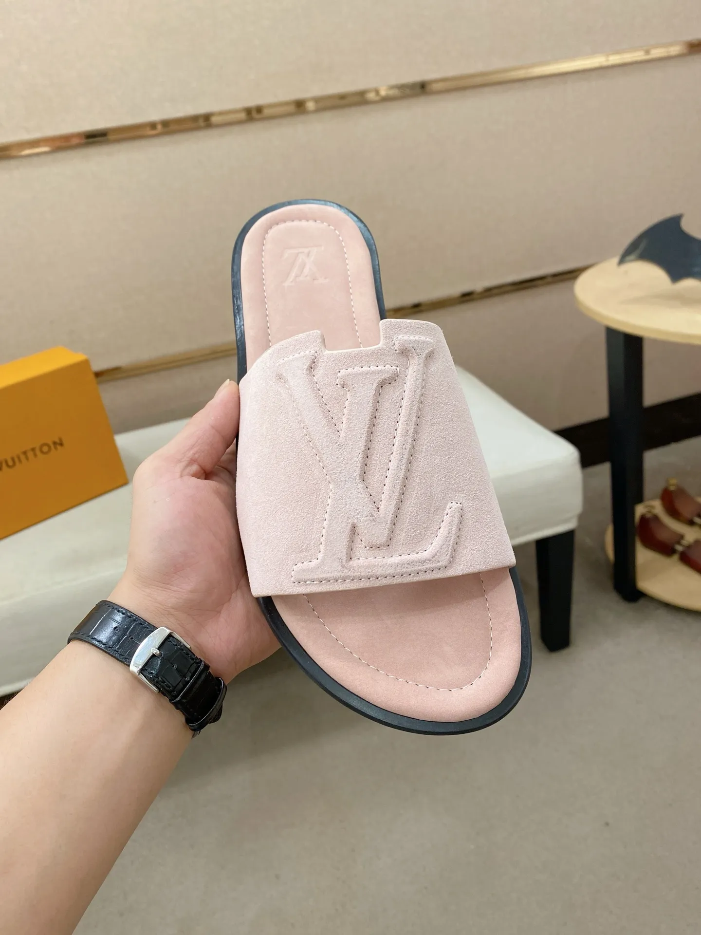 Men's shoes 💰: 340💰Made by LV🔍Top purchasing agents. Men's spring and summer slippers are available at the same counter. The uppers are imported cowhide from Italy, with logo graphics and high-quality craftsmanship. Soles: original soles specially provided by the original factory. Exclusive movable molded soles are super comfortable. Original goods follow orders. 🔍🔍High quality. You can enter and exit the counter at will. Welcome to compare. Size 38-44. Can be customized45